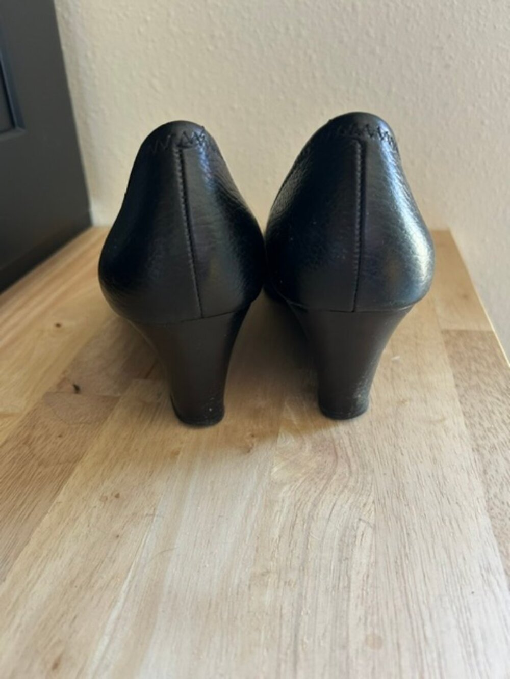 Tory Burch Sally Black Pebbled Leather Peep-Toe Wedges Silver Logo Medallion 9M - Picture 3 of 6